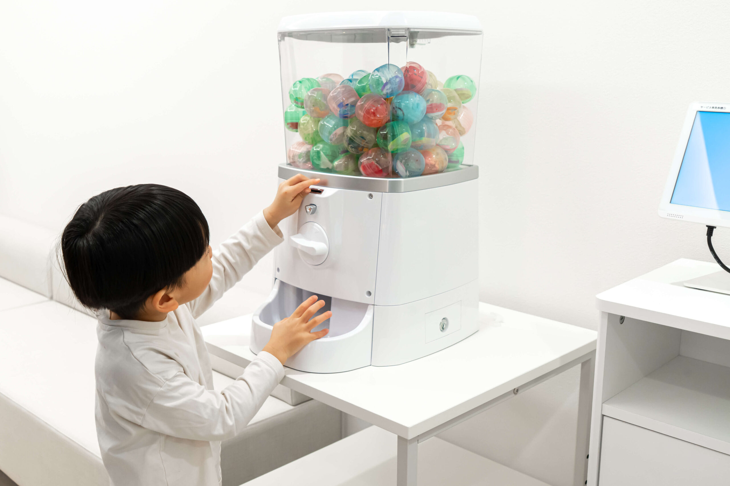 写真_ガチャポンで遊ぶ子ども